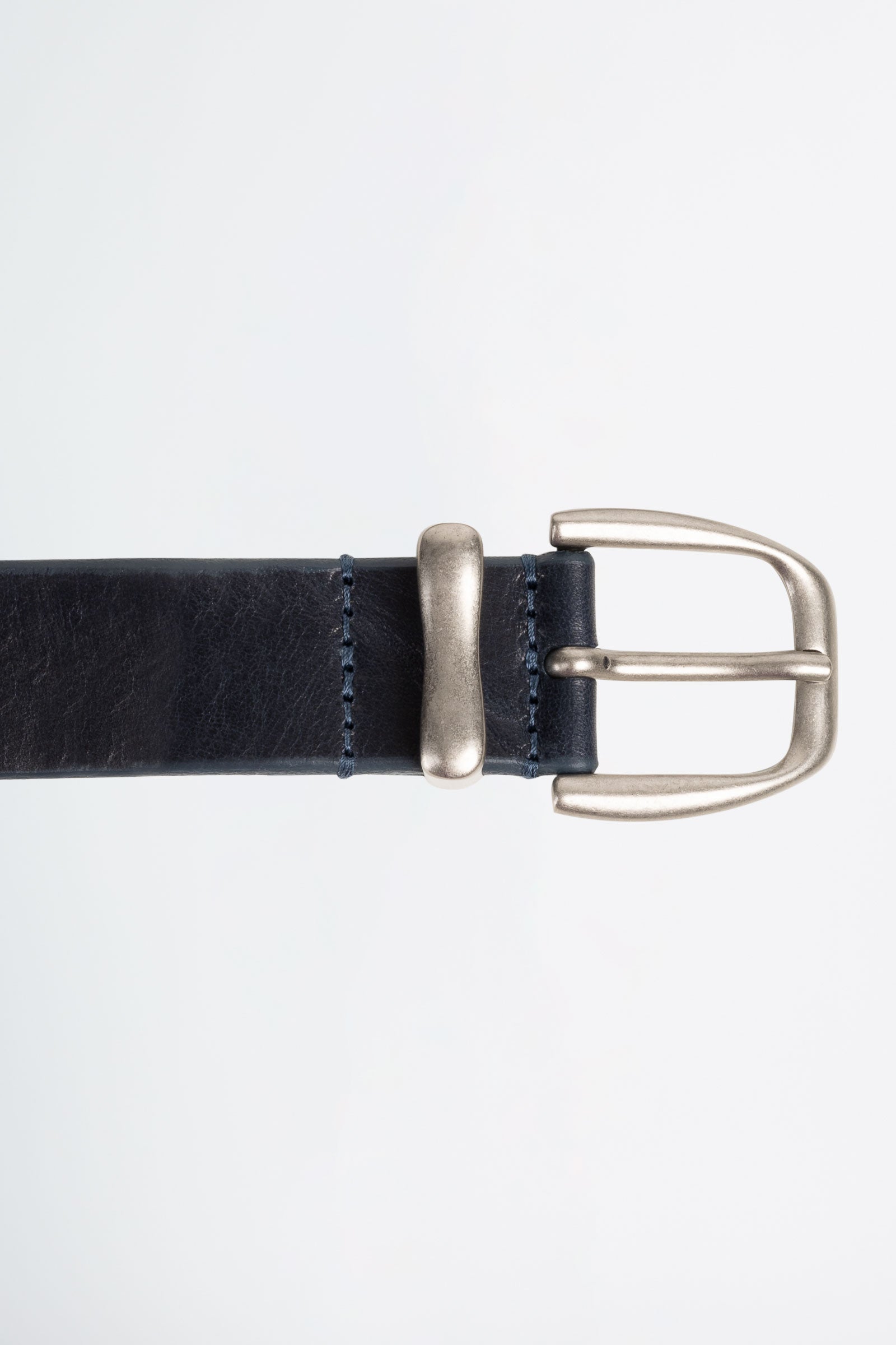 Belt in leather with buckle