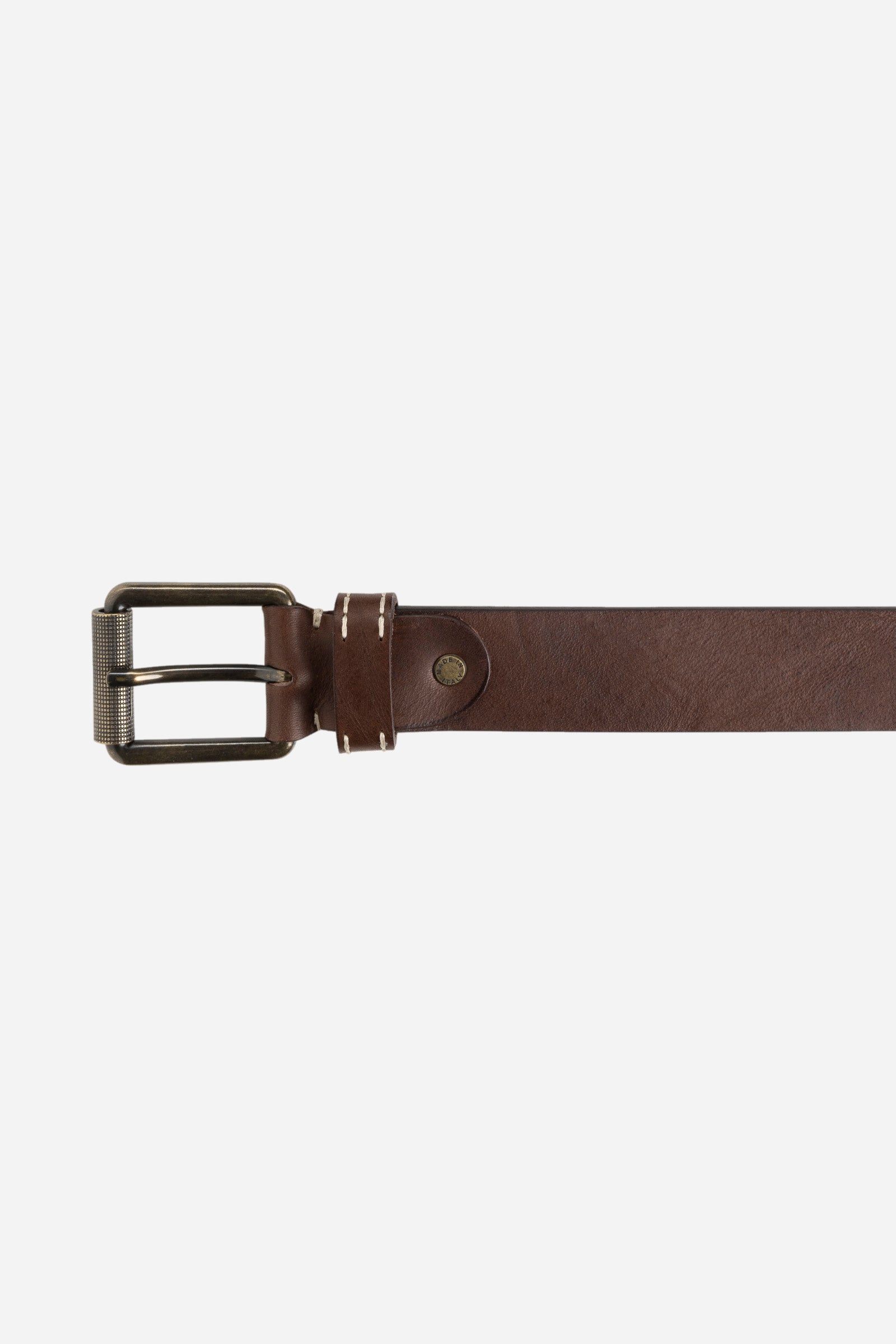 Cinturón para hombre confeccionado en cuero de becerro brillante.